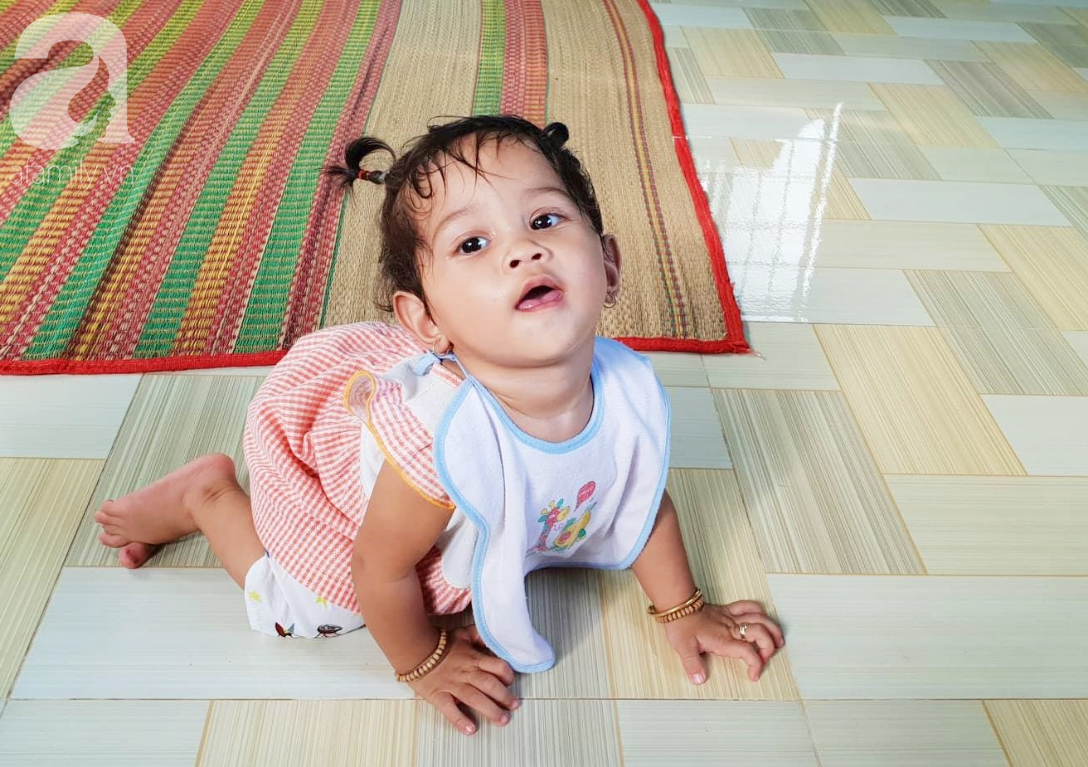 Lớn lên như ngọn cỏ cạnh người mẹ điên, bé Mai Phương nay đã gần một tuổi, đang chập chững tập đi, tập nói