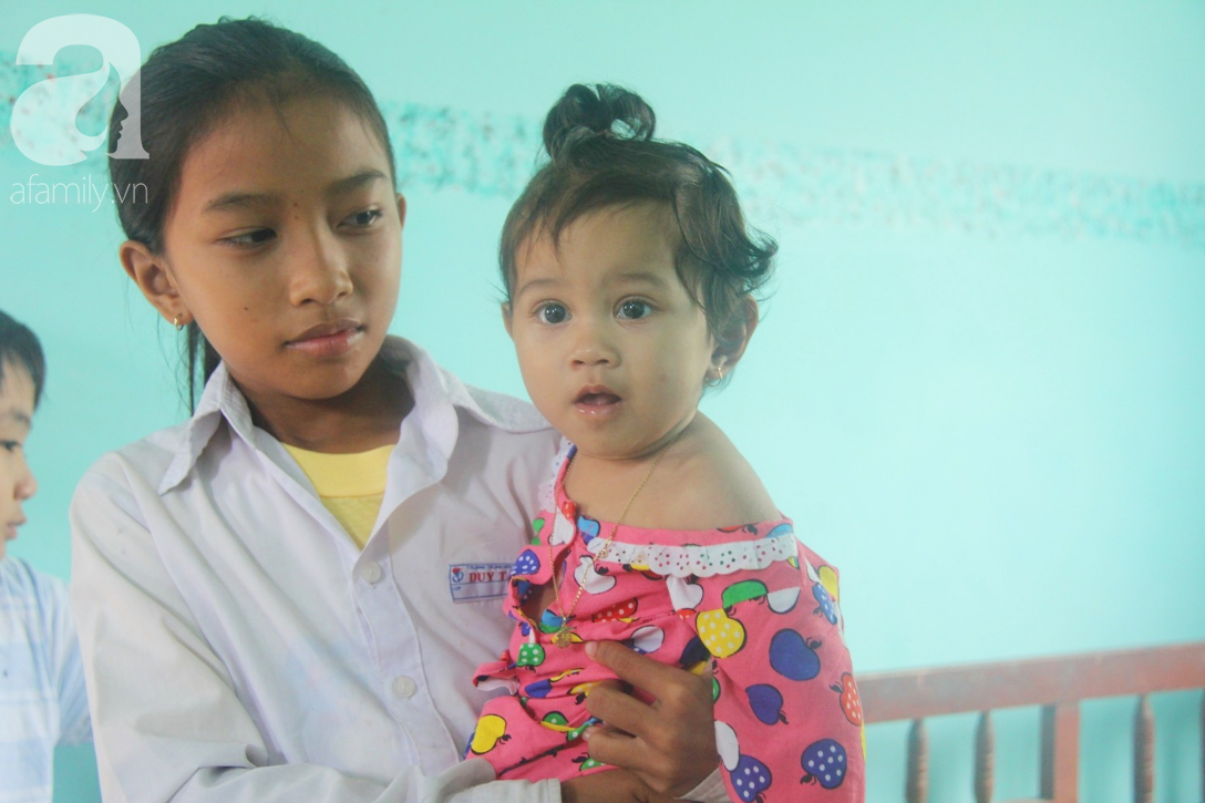 Lớn lên như ngọn cỏ cạnh người mẹ điên, bé Mai Phương nay đã gần một tuổi, đang chập chững tập đi, tập nói