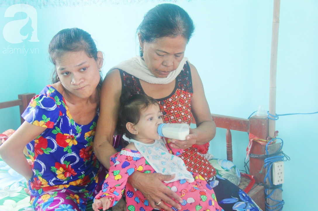 Lớn lên như ngọn cỏ cạnh người mẹ điên, bé Mai Phương nay đã gần một tuổi, đang chập chững tập đi, tập nói