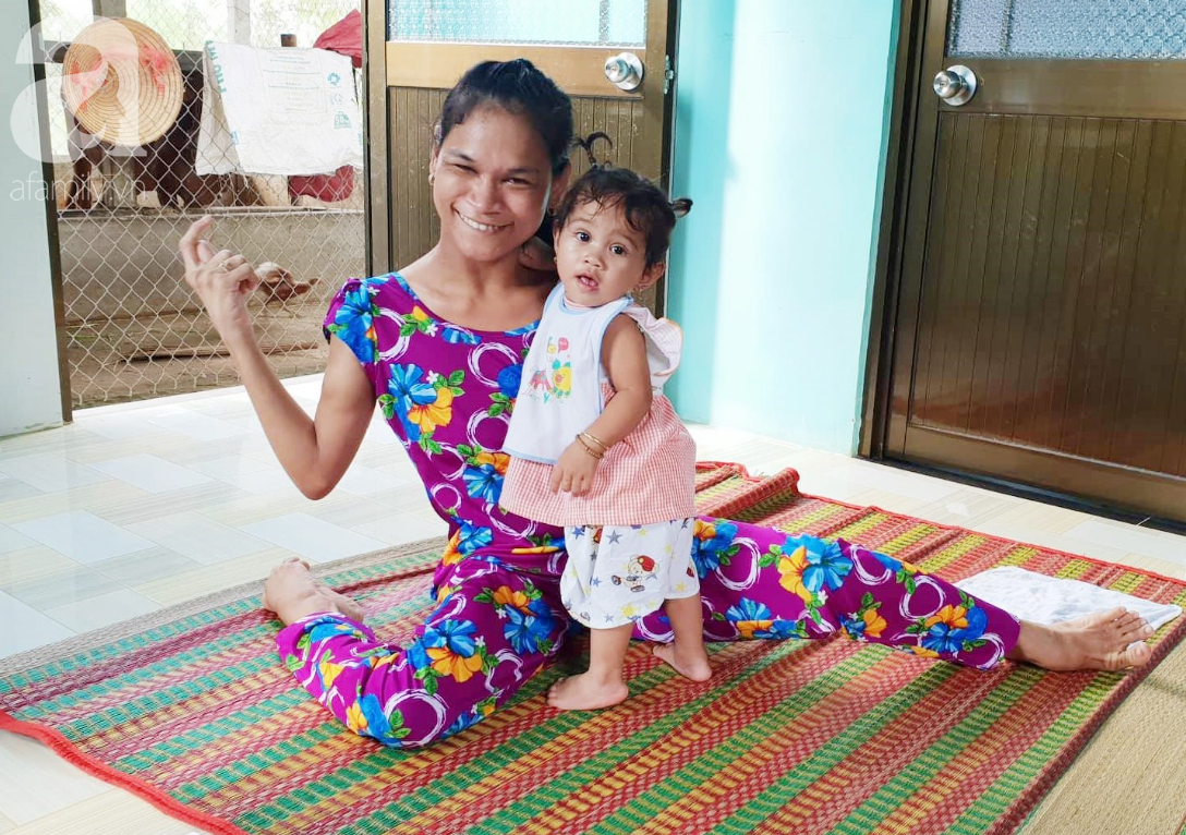 Lớn lên như ngọn cỏ cạnh người mẹ điên, bé Mai Phương nay đã gần một tuổi, đang chập chững tập đi, tập nói