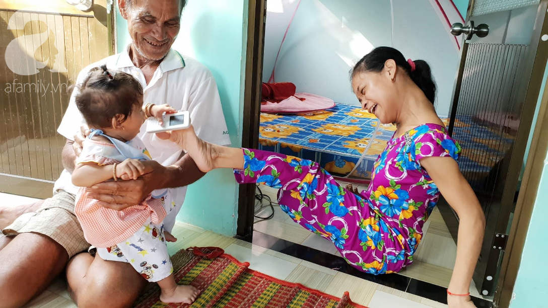 Lớn lên như ngọn cỏ cạnh người mẹ điên, bé Mai Phương nay đã gần một tuổi, đang chập chững tập đi, tập nói