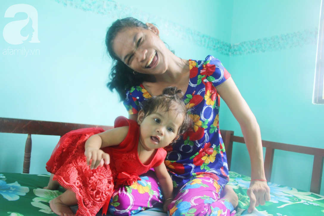 Lớn lên như ngọn cỏ cạnh người mẹ điên, bé Mai Phương nay đã gần một tuổi, đang chập chững tập đi, tập nói