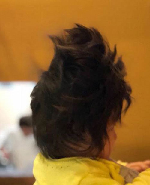 Bé 6 tháng tuổi có mái tóc như bờm sư tử