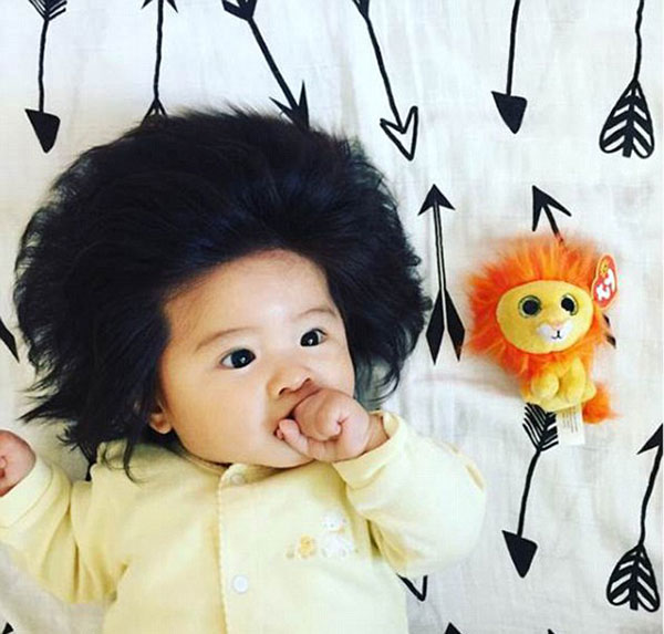 Bé 6 tháng tuổi có mái tóc như bờm sư tử