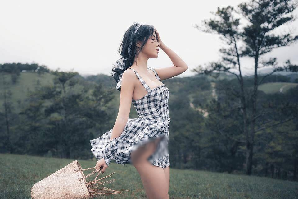 Cô gái chụp ảnh phản cảm cùng Á hậu Thư Dung ở Đà Lạt thản nhiên tuyên bố: Chị bị chửi chai mặt rồi!