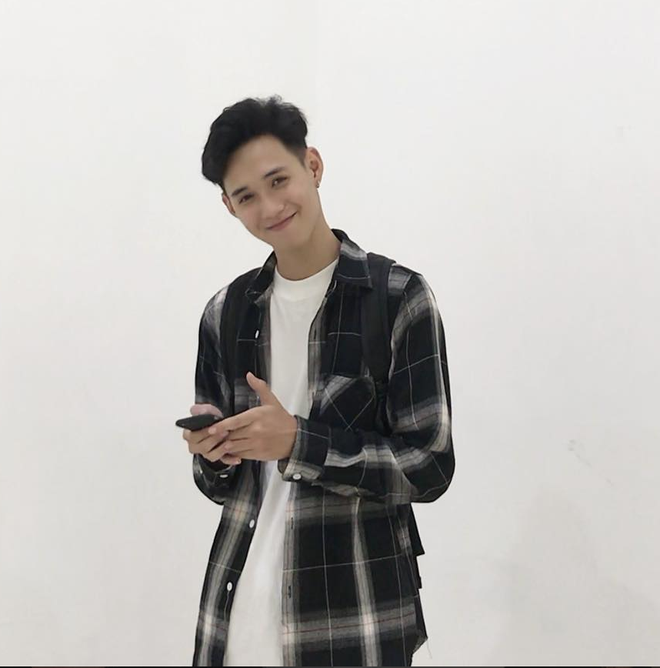 Bạo gan nhắn tin hỏi tuổi crush, hot boy cao 1m86 cưa đổ chị đẹp 1m54