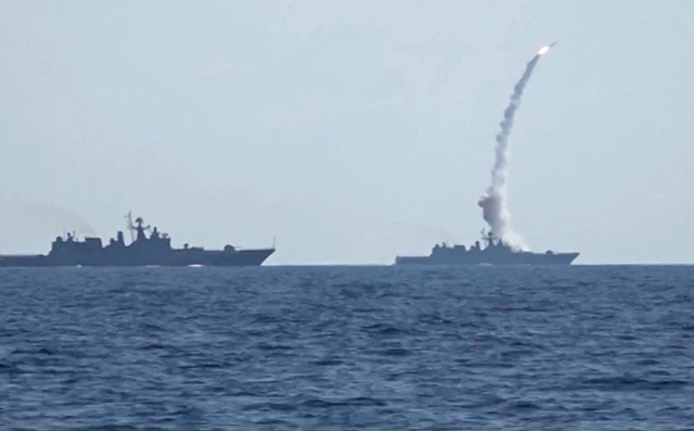 Tàu chiến Nga bắt sống cá mập sắt - Tàu ngầm Mỹ: Cuộc đấu trí chớp nhoáng và căng thẳng