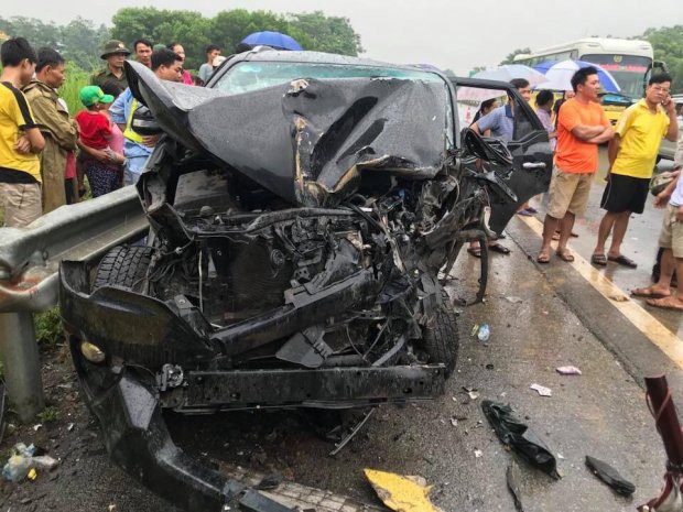 Xe khách giường nằm mất lái lao qua dải phân cách đâm nát đầu ô tô 4 chỗ, 5 người nhập viện cấp cứu