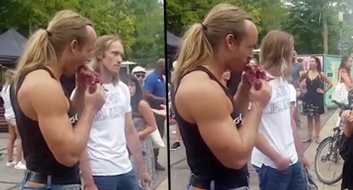 Đỉnh cao của sự trêu ngươi: Thanh niên nhồm nhoàm nhai thịt sống tại lễ hội dành cho người ăn chay
