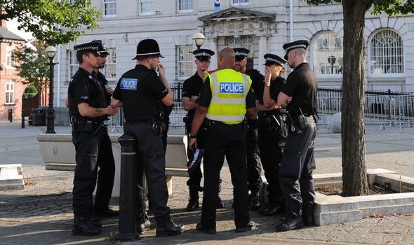 30 yêu râu xanh hãm hiếp, buôn bán nữ sinh chấn động nước Anh