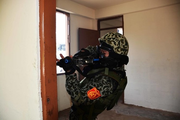 Sức mạnh súng tiểu liên P90 trong tay Đặc công Việt Nam