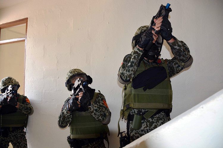 Sức mạnh súng tiểu liên P90 trong tay Đặc công Việt Nam