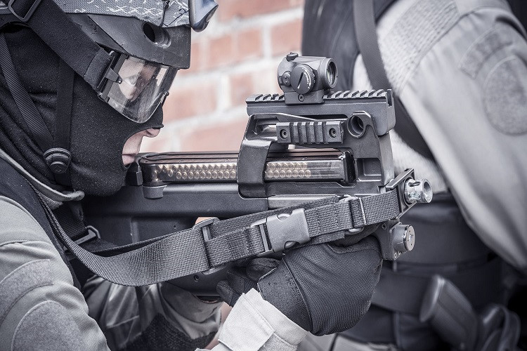 Sức mạnh súng tiểu liên P90 trong tay Đặc công Việt Nam