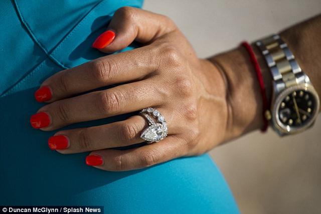 Chân dài xinh đẹp kết hôn với đại gia hơn 31 tuổi nhận nhẫn cưới 2.000 tỷ giờ ra sao?