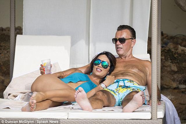 Chân dài xinh đẹp kết hôn với đại gia hơn 31 tuổi nhận nhẫn cưới 2.000 tỷ giờ ra sao?