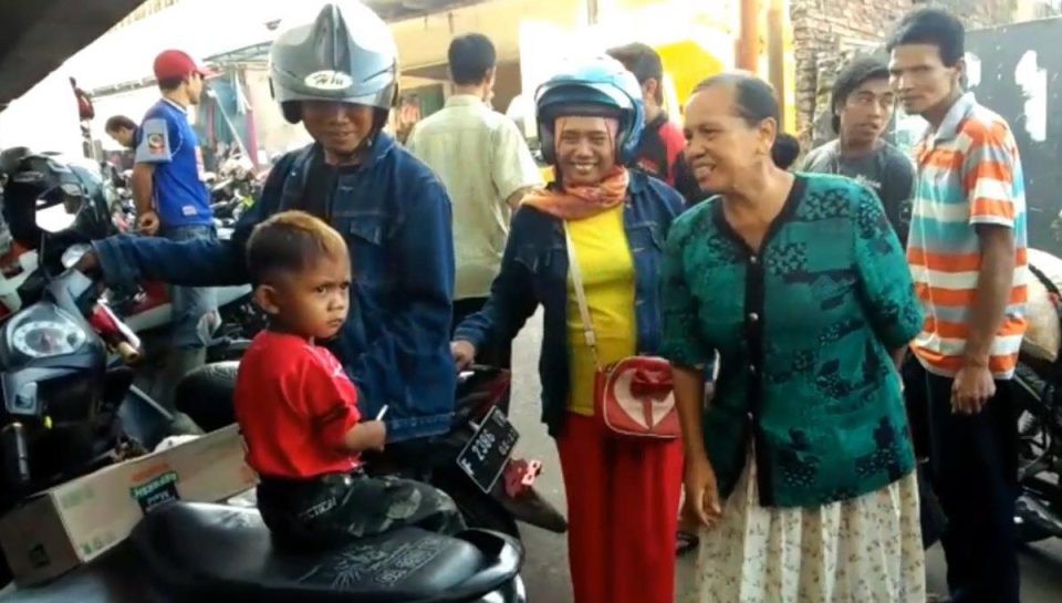 Indonesia: Cậu bé 2 tuổi hút 40 điếu thuốc lá/ngày, thậm chí trở nên hung dữ mất kiểm soát nếu thiếu nicotine