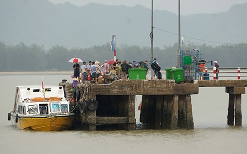 Bão số 4 đang quần thảo ở khu vực trú đậu tàu trên đảo Bạch Long Vĩ