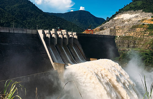 Các tỉnh cấm biển, sơ tán dân vùng nguy hiểm để tránh bão