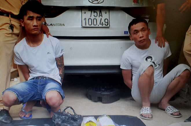 Gã trai xăm trổ vằn vện thuê taxi đi mua 2 kg ma túy