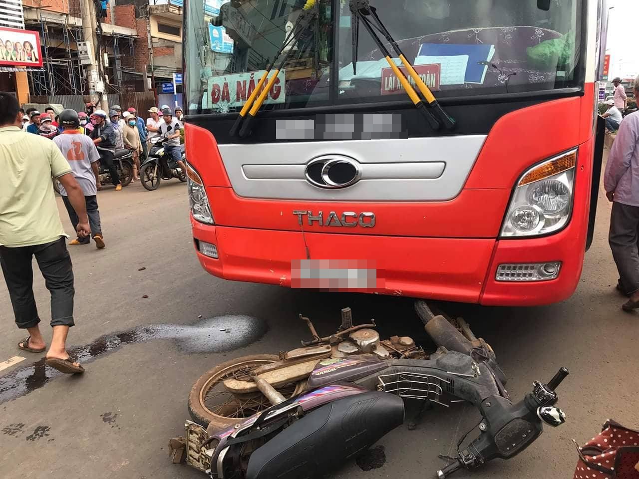 Người thân khóc ngất bên thi thể cụ ông chết thảm dưới bánh xe khách vì qua đường bất cẩn