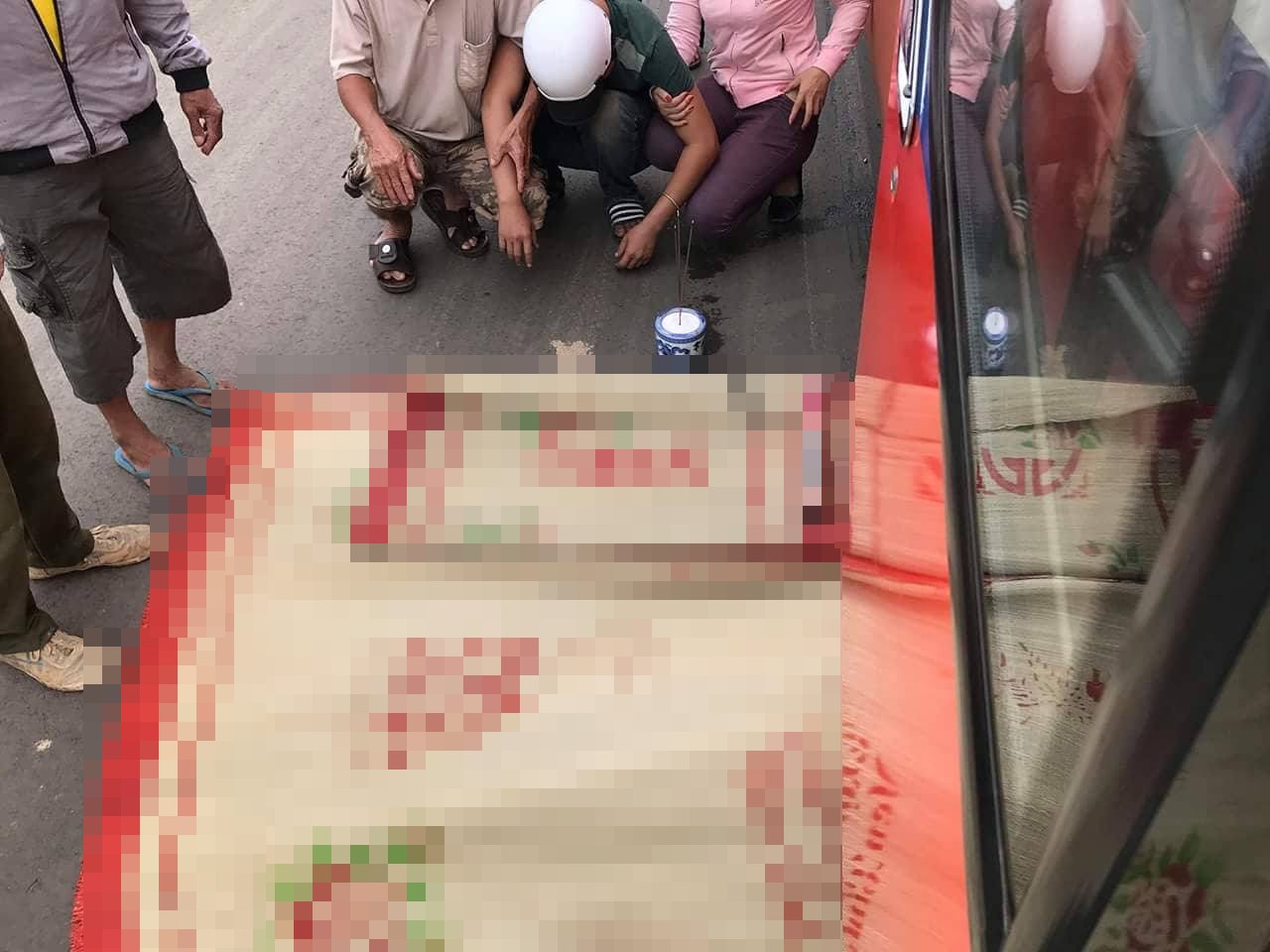 Người thân khóc ngất bên thi thể cụ ông chết thảm dưới bánh xe khách vì qua đường bất cẩn