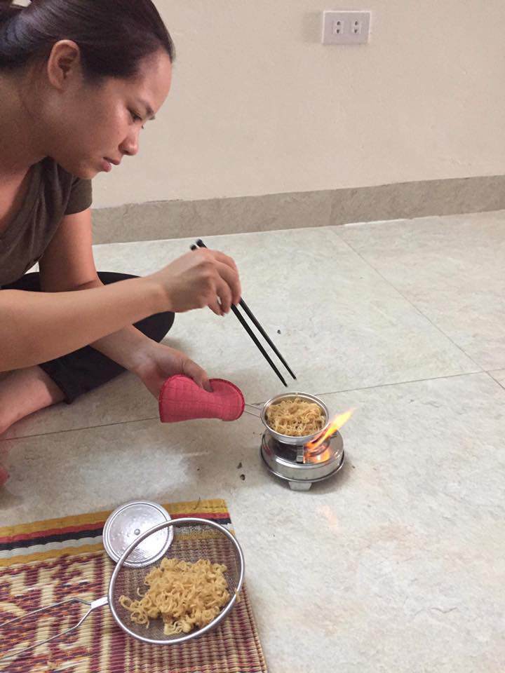 Nghe lời con mua bộ đồ nấu mì trên mạng, bà mẹ khóc cạn nước mắt khi nhận hàng