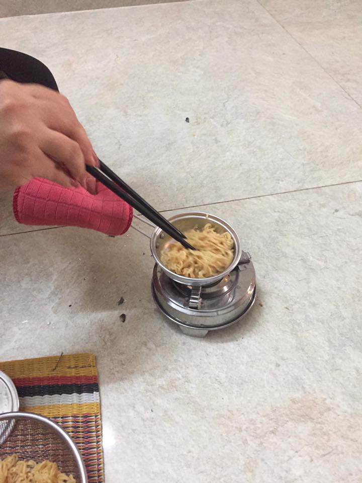 Nghe lời con mua bộ đồ nấu mì trên mạng, bà mẹ khóc cạn nước mắt khi nhận hàng