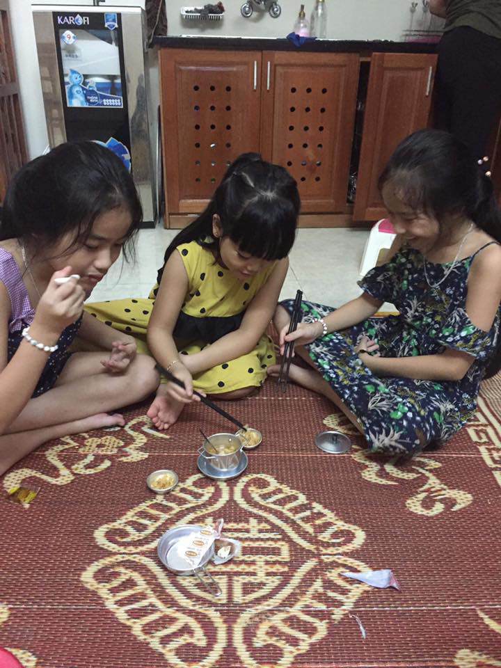 Nghe lời con mua bộ đồ nấu mì trên mạng, bà mẹ khóc cạn nước mắt khi nhận hàng