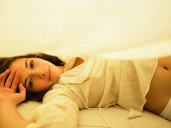 Đêm nào tôi cũng thức trắng khi gối đầu lên vết sẹo có tên người yêu cũ trên cánh tay chồng