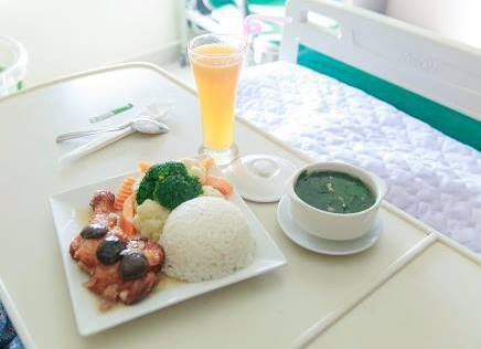 Sinh con ở bệnh viện quốc tế được ăn sang, về nhà sốc với cơm mẹ chồng nấu, bà đẻ bị chị em bóc mẽ: Sống ảo quen thói à? Sinh con ở bệnh viện quốc tế được ăn sang, về nhà sốc với cơm mẹ chồng nấu, bà đẻ bị chị em bóc mẽ: Sống ảo quen thói à?