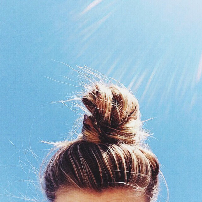 Không phải kiểu gì cầu kỳ, tóc búi lười biếng đậm chất mẹ bổi mới là trend các nàng đang mê nhất