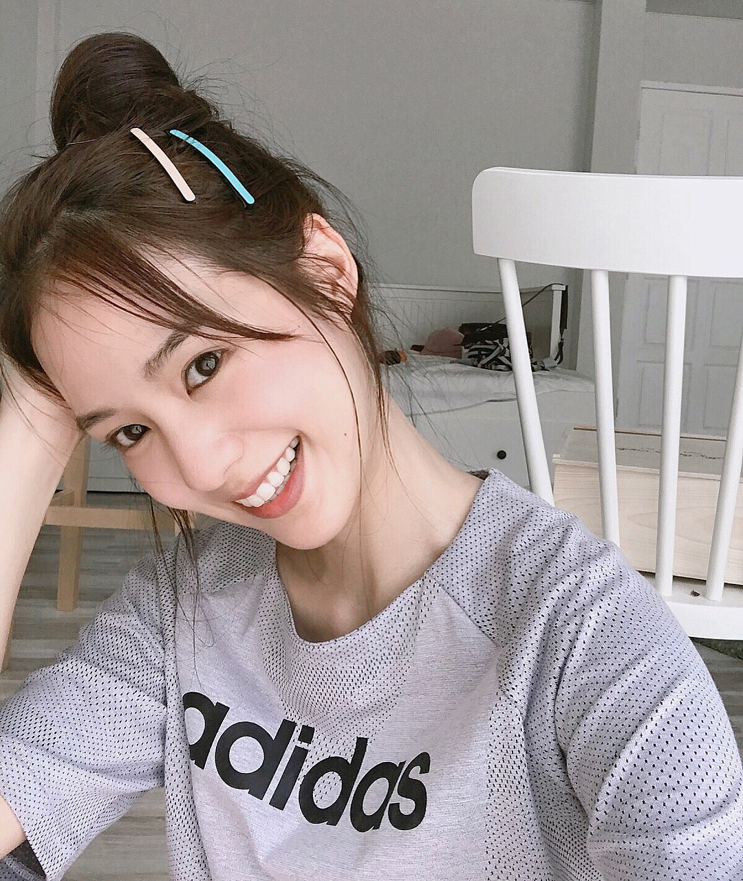 Không phải kiểu gì cầu kỳ, tóc búi lười biếng đậm chất mẹ bổi mới là trend các nàng đang mê nhất