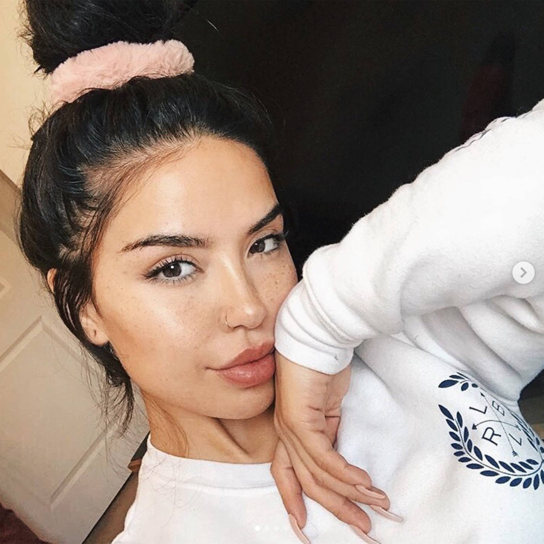 Không phải kiểu gì cầu kỳ, tóc búi lười biếng đậm chất mẹ bổi mới là trend các nàng đang mê nhất