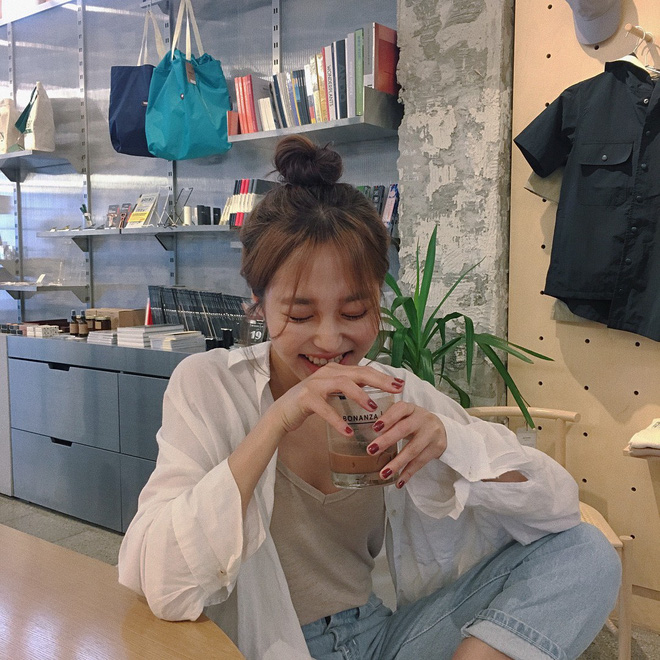 Không phải kiểu gì cầu kỳ, tóc búi lười biếng đậm chất mẹ bổi mới là trend các nàng đang mê nhất