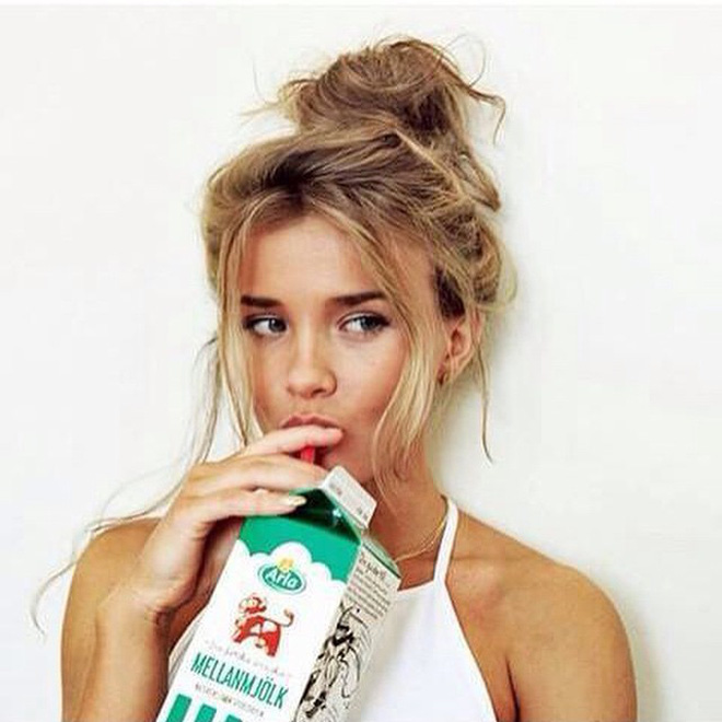 Không phải kiểu gì cầu kỳ, tóc búi lười biếng đậm chất mẹ bổi mới là trend các nàng đang mê nhất