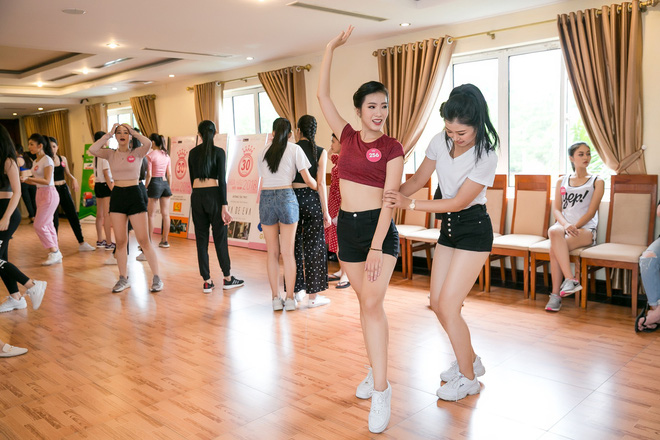 Hoa hậu Việt Nam 2018: Lần đầu tiên hội ngộ, thí sinh hai miền ráo riết tập luyện chuẩn bị cho Chung kết