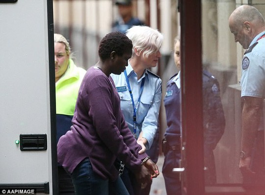 Tuyệt vọng cùng cực, mẹ lao xe xuống hồ giết 3 con