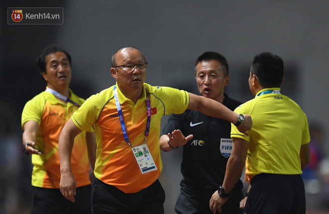 HLV Park Hang Seo nổi nóng khi thấy cầu thủ Việt Nam bị chơi xấu