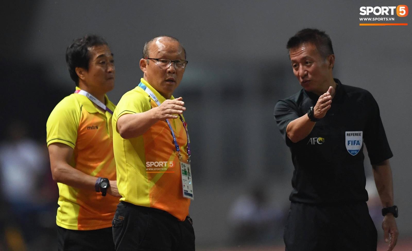 HLV Park Hang Seo nổi nóng khi thấy cầu thủ Việt Nam bị chơi xấu