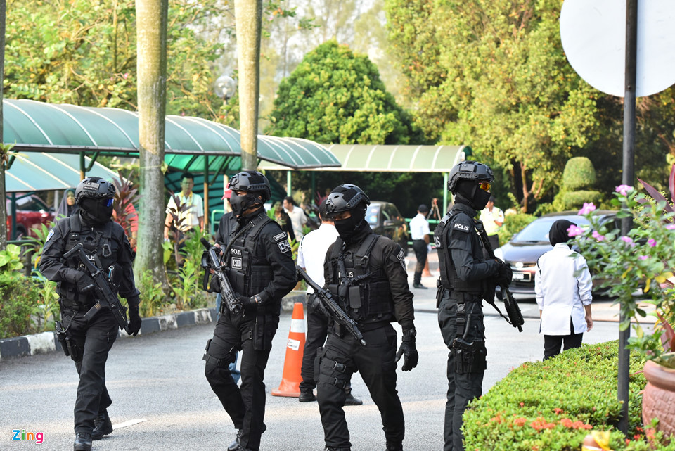 An ninh siết chặt bên ngoài tòa tuyên án Đoàn Thị Hương