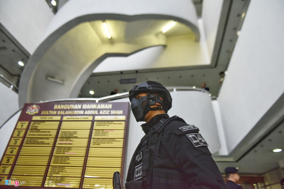 An ninh siết chặt bên ngoài tòa tuyên án Đoàn Thị Hương