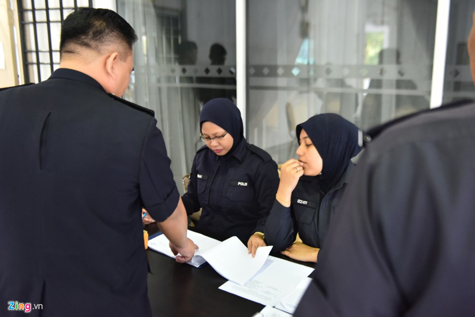 An ninh siết chặt bên ngoài tòa tuyên án Đoàn Thị Hương