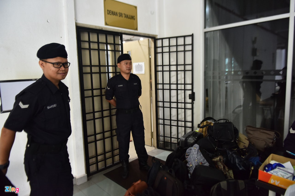 An ninh siết chặt bên ngoài tòa tuyên án Đoàn Thị Hương