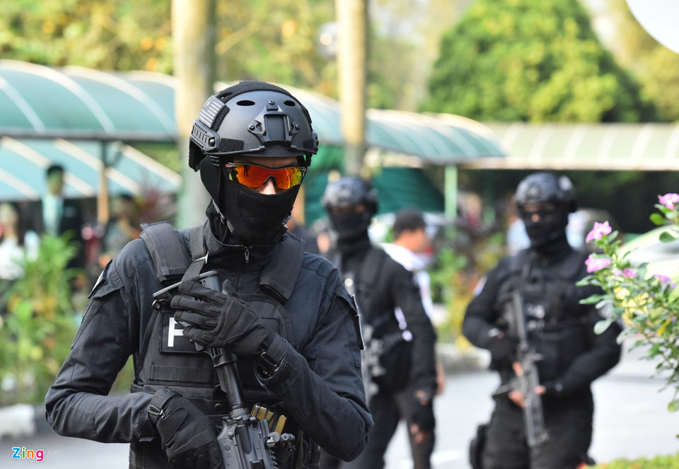 An ninh siết chặt bên ngoài tòa tuyên án Đoàn Thị Hương