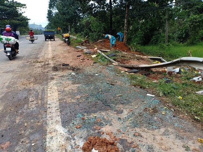 Lật xe khách đi Đà Lạt, hàng chục người hoảng loạn