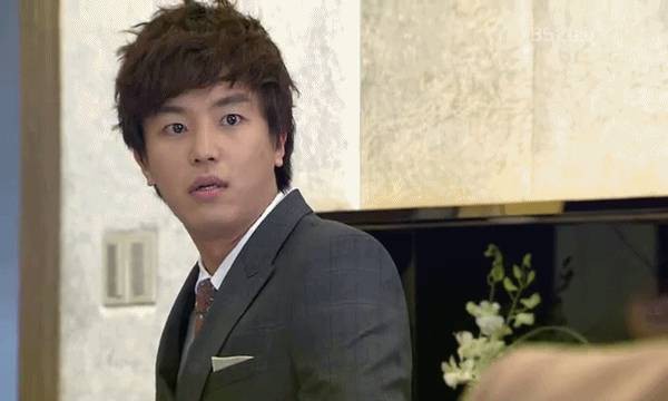 Chồng dẫn bồ vào nhà hàng sang chảnh, vợ bắt gặp, gọi ngay một cuộc điện thoại... khiến chồng phải bỏ bồ chạy lấy người