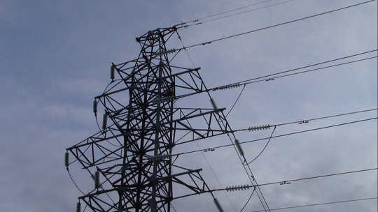 Múa trên trụ điện cao thế mặc hàng chục cảnh sát khuyên can