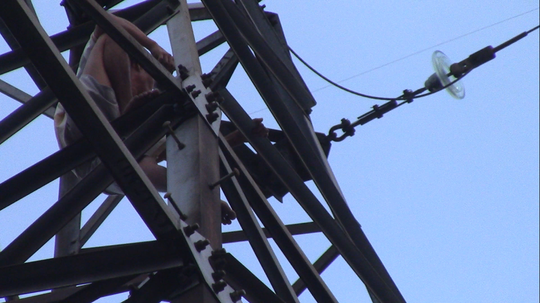 Múa trên trụ điện cao thế mặc hàng chục cảnh sát khuyên can