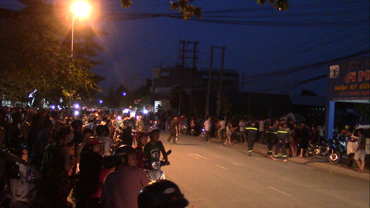 Múa trên trụ điện cao thế mặc hàng chục cảnh sát khuyên can