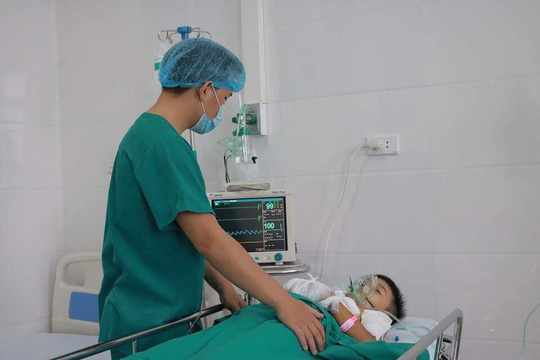 Đồ chơi phát nổ, mẹ hốt hoảng thấy con trai 8 tuổi chảy đầy máu